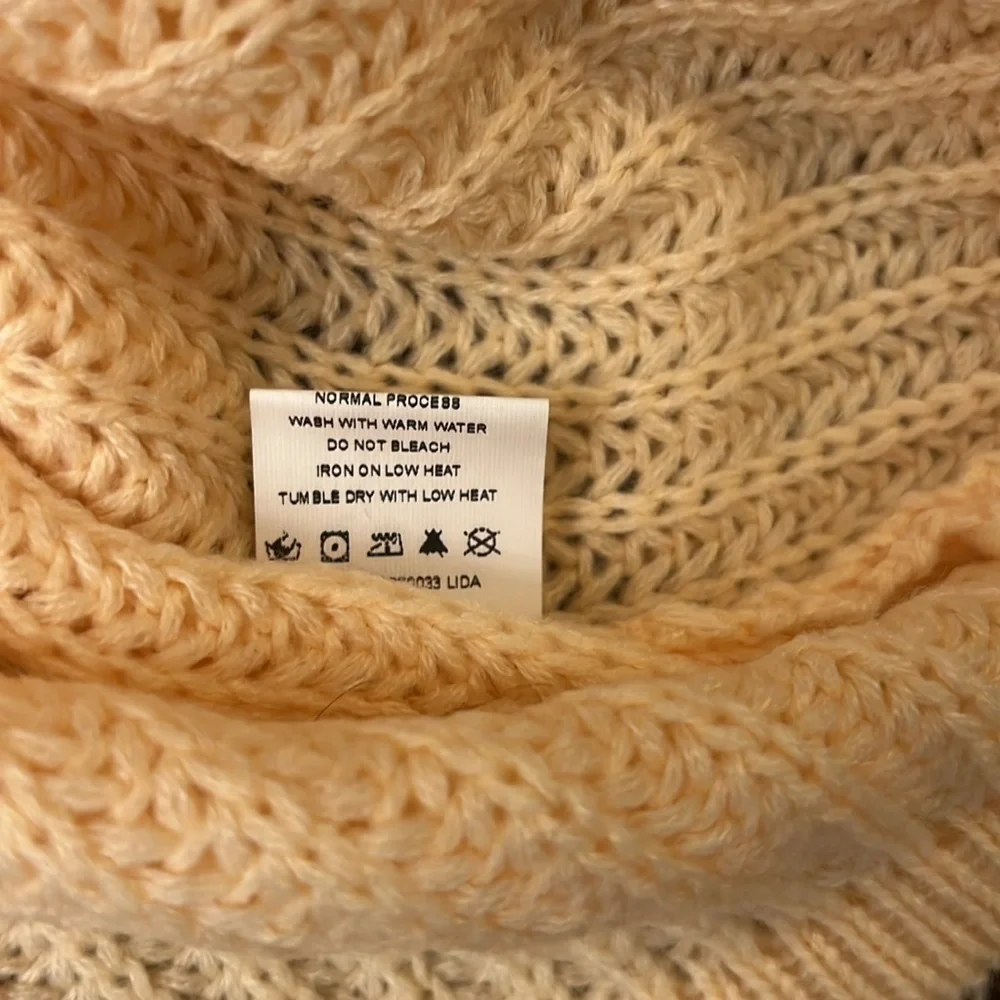 NWT Simplee Sweater W/Fringe Sleeves, Sz. M.